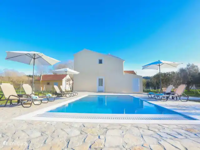 Achterkant villa met privezwembad